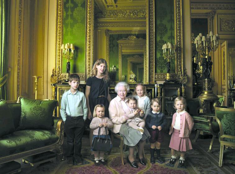 2016年4月21日,英国女王伊丽莎白二世迎来90岁生日,她的怀中抱着最