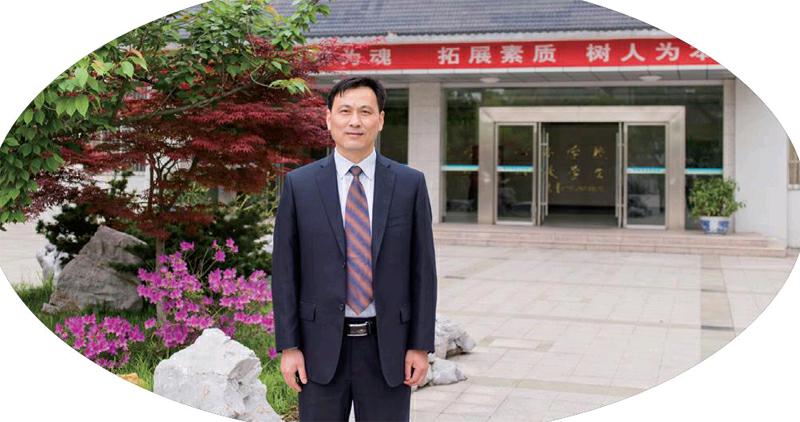 张晓林,扬州市田家炳实验中学校长,数学教育硕士,江苏省数学特级教师