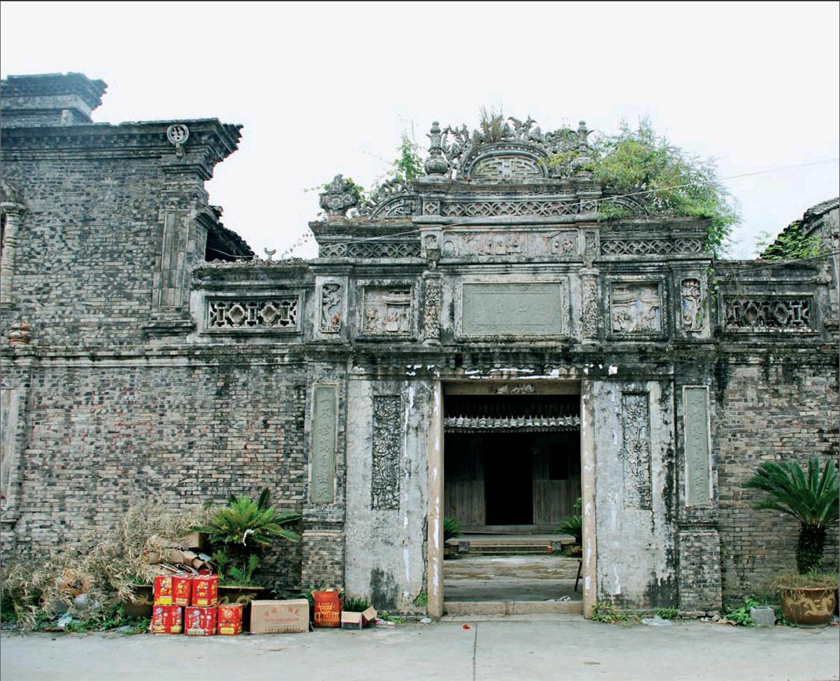 "杨柳青青江水平,闻郎岸上踏歌声.东边日出西边雨,道是无晴却有晴.