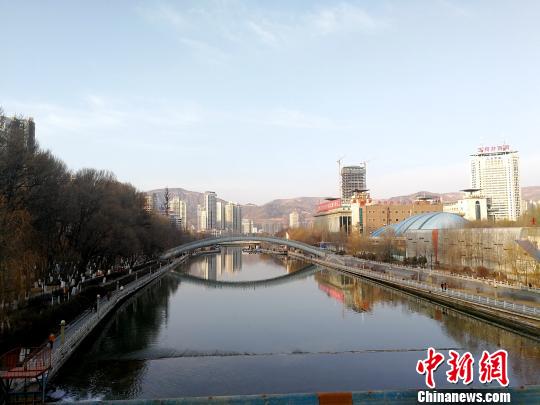 图为横穿青海省会西宁的南川河. 张添福 摄