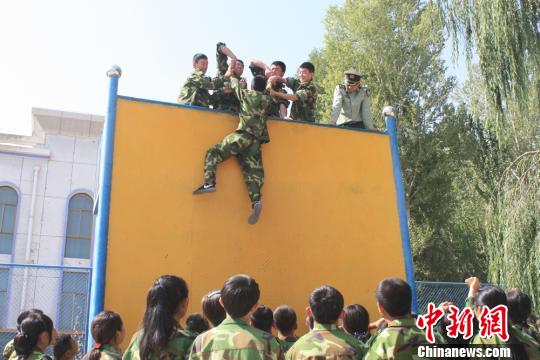 甘肃张掖中小学生别样"军训:扎风筝 识电路 栽盆景