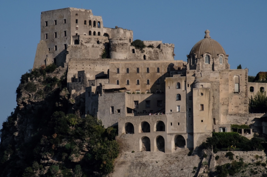 【意大利城堡】这是10月18日在意大利伊斯基亚岛拍摄的阿拉戈内塞斯