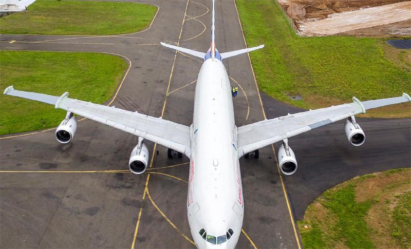 尘嚣 当地时间9月26日,空中客车生产的第一架a340-300 飞机在法国南部