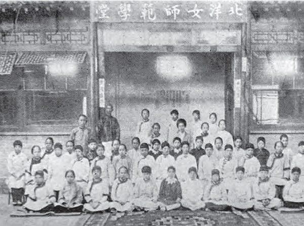 北洋女师范学堂开学仪式时合影 她的诗一经发表,便引来众多文化名人纷