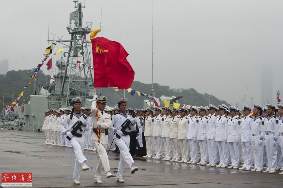 11月25日,驻港部队海军官兵在昂船洲军营举行交接仪式.