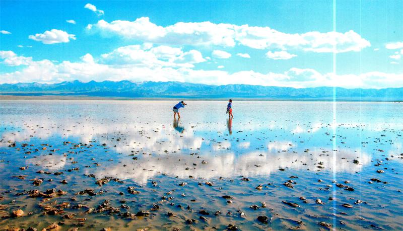青海察尔汗盐湖中国最大的盐湖