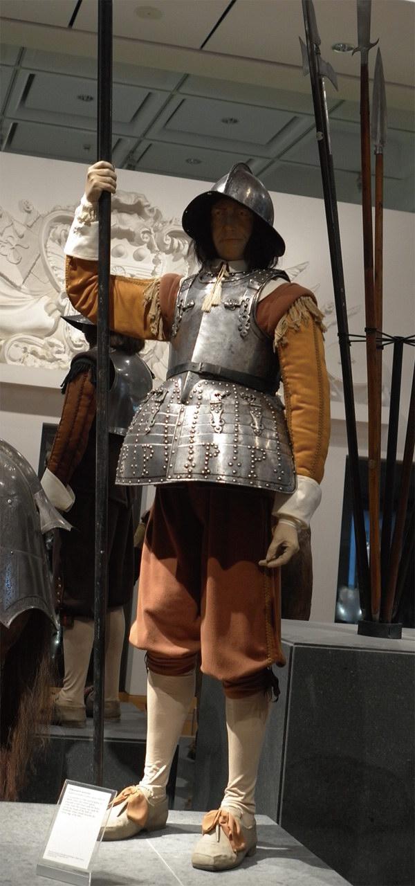 17世纪长矛兵盔甲武器,产自英国伦敦,约1620～1630年,盔甲上带有彭布