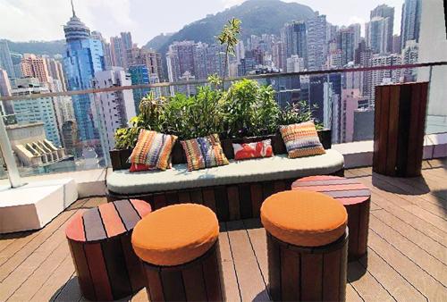 香港最时尚屋顶酒吧 坐在 草间弥生 波点南瓜旁野餐 参考网