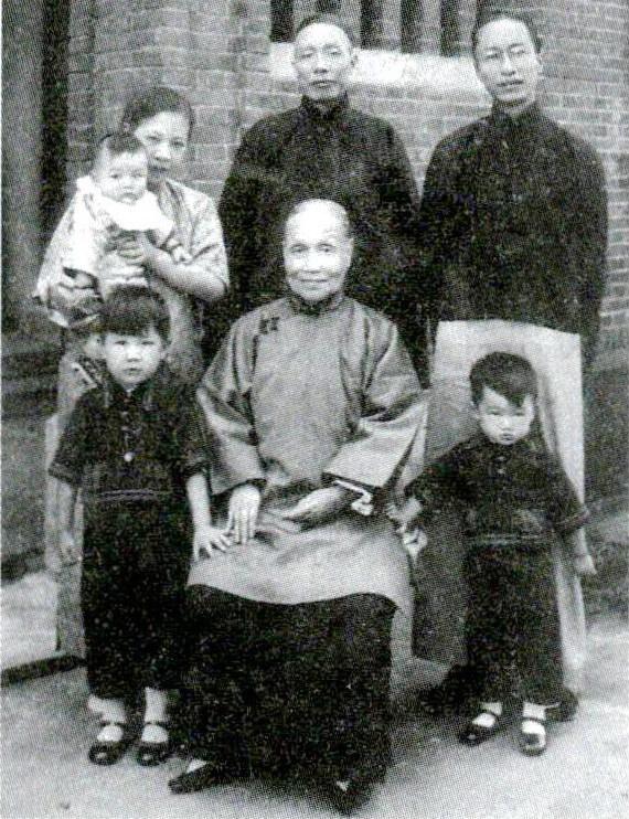 这是一场推迟了3年多的婚礼,新娘曾纪芬(1852—1942)已经24岁,她是曾