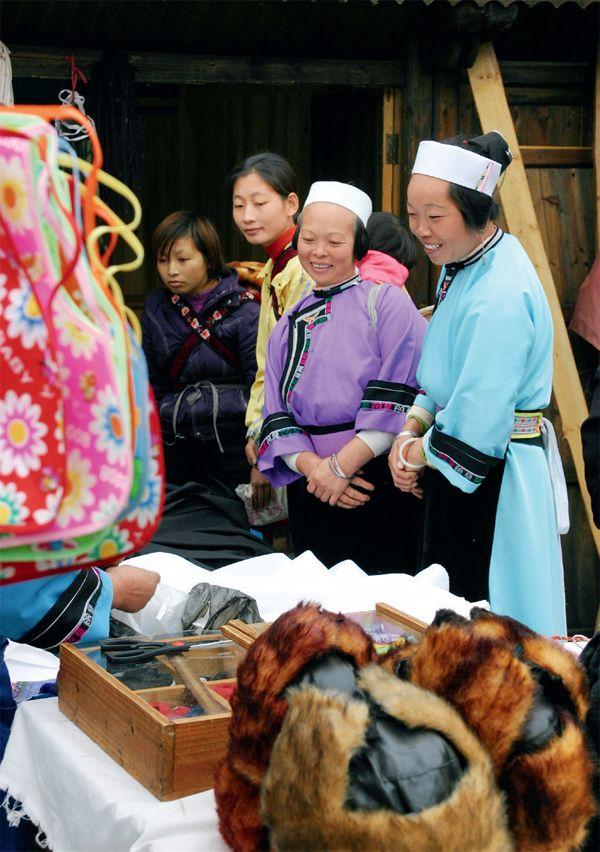 600年未曾变过的服饰 赶到屯堡天龙古镇,看到镇堡门前广场上拥堵的