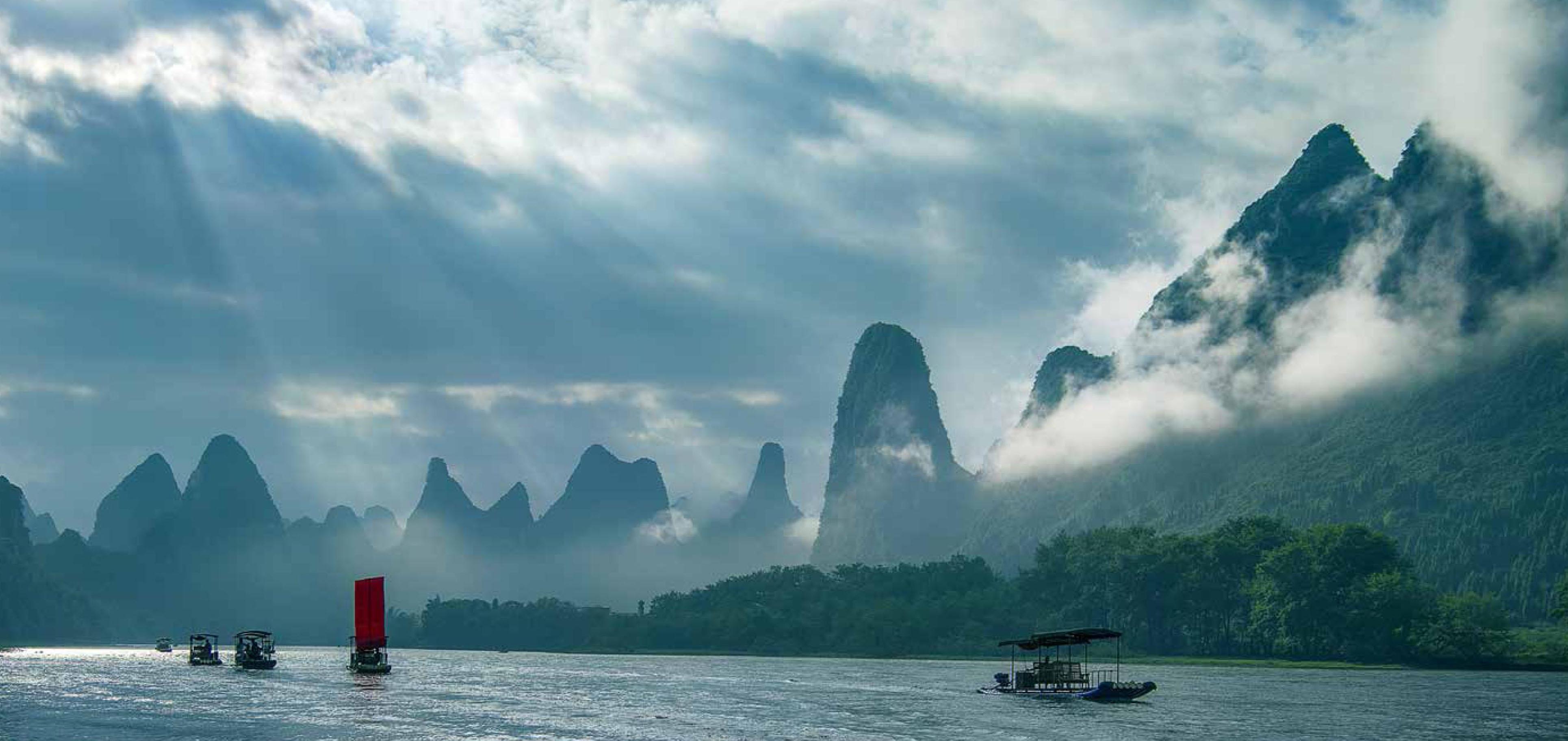 白天的阳朔,是一幅在晨光中拉开的山水画卷,里面的风景是漂在漓江和