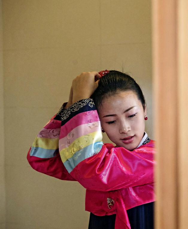 穿朝鲜服梳什么发型图片