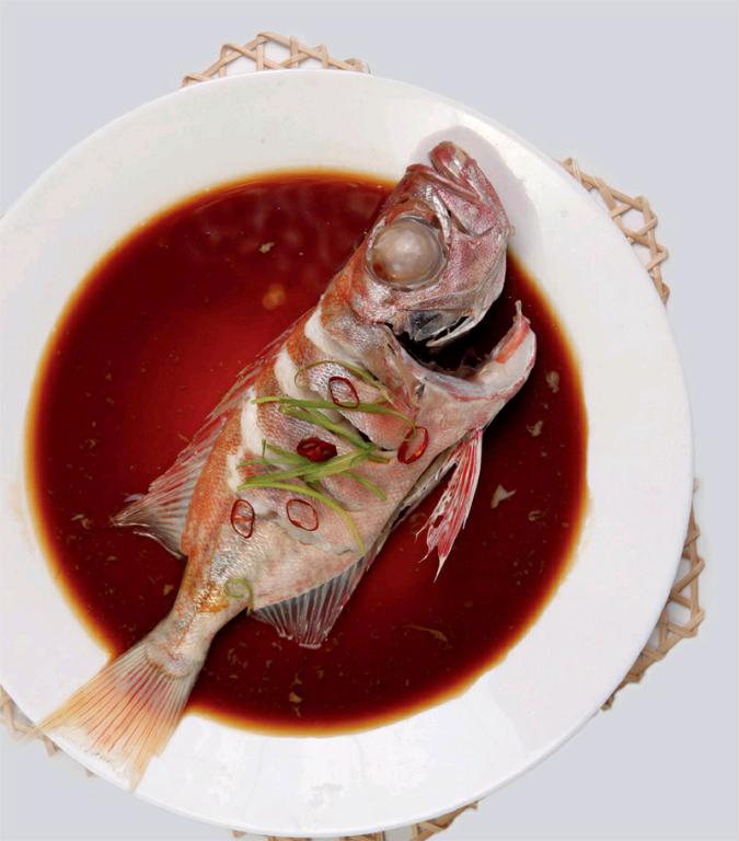 清蒸大眼鲷鱼材料:鲷鱼1条,蒸鱼豉油,橄榄油,料酒,葱段,姜片各少许