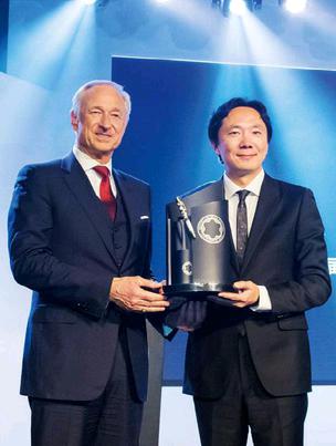 迷笛音乐节创办人张帆(右)获得2015年万宝龙国际艺术赞助大奖