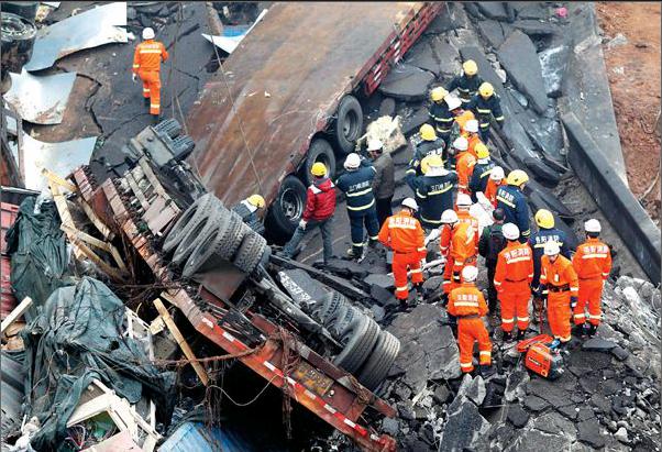 连霍高速三门峡义昌大桥处发生一起重大运输烟花爆竹爆炸事故,导致