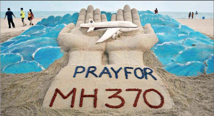 处海滩,印度艺术家苏达山·帕提奈克创作的沙雕,为马航mh370客机祈祷