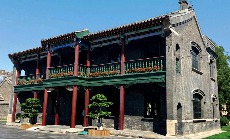 张氏帅府的中院,是一座仿王府式的中国传统三进四合院建筑,青砖黛瓦