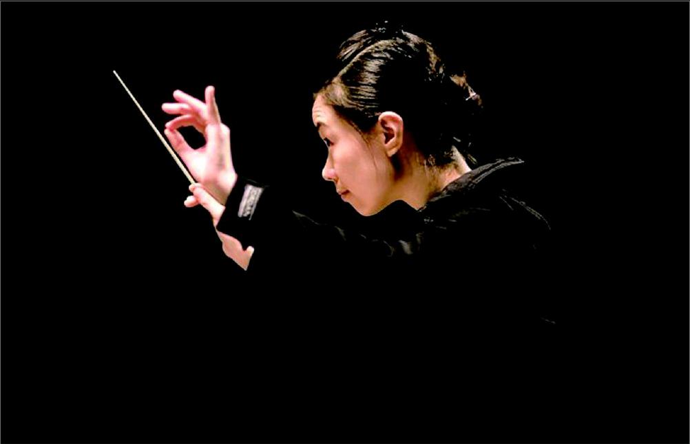 已近八旬的郑小瑛,另一位是获得国际指挥比赛奖项的青年女指挥家陈琳