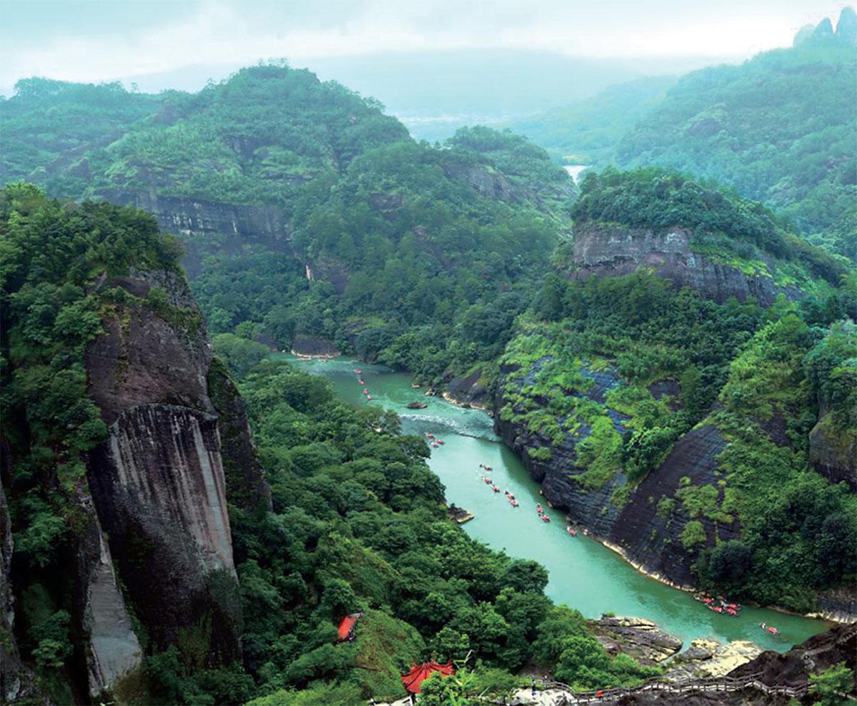 武夷山,一个游离在自然保护区和旅游风景区之间的地域,正以其丰富的