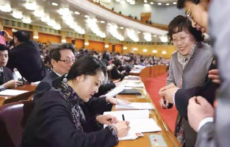 从鼓掌到投票,从投豆子到按电子表决器"两会"表决方式的"进化史"见证