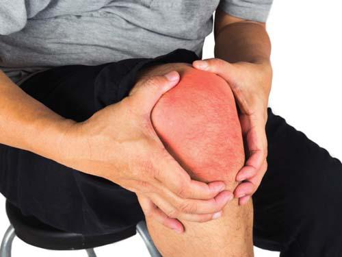 痛风性关节炎:是最常见的症状,最初多发生在足的拇趾关节,其次是踝,手