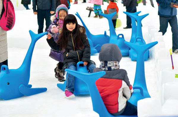 第一屆的冰雪季把鳥巢改造成為一個巨大的雪上運動中心,拆除了主場