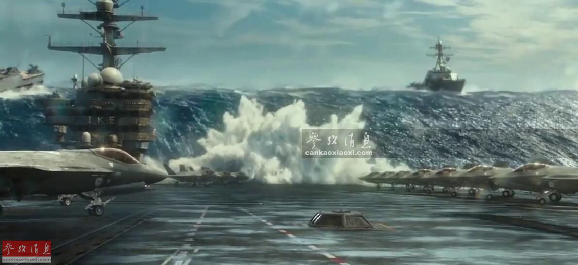 电影中,美海军艾森豪威尔号航母的飞行甲板被巨浪吞没瞬间,可见甲板