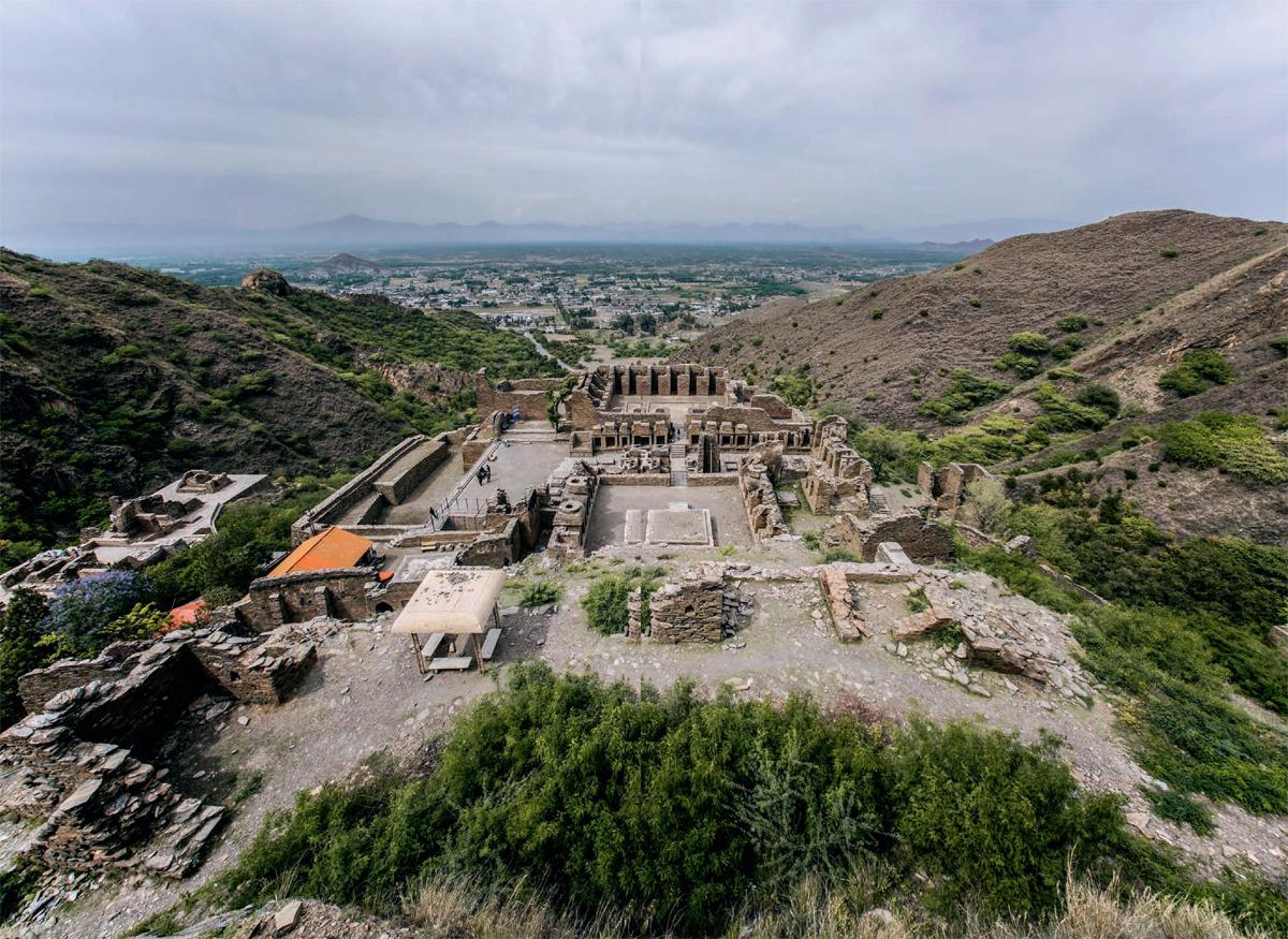 塔赫特巴希遗址位于犍陀罗地区的核心地带,寺院遗迹包括佛塔,僧院