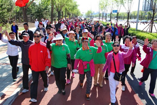 資料圖:河北省張家口市中老年人在參加健步走活動.