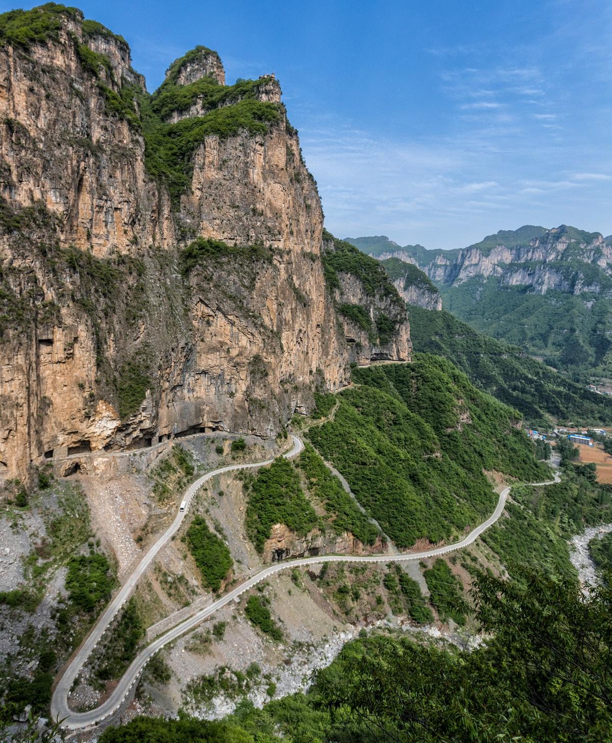 挂壁公路太行山上的天路