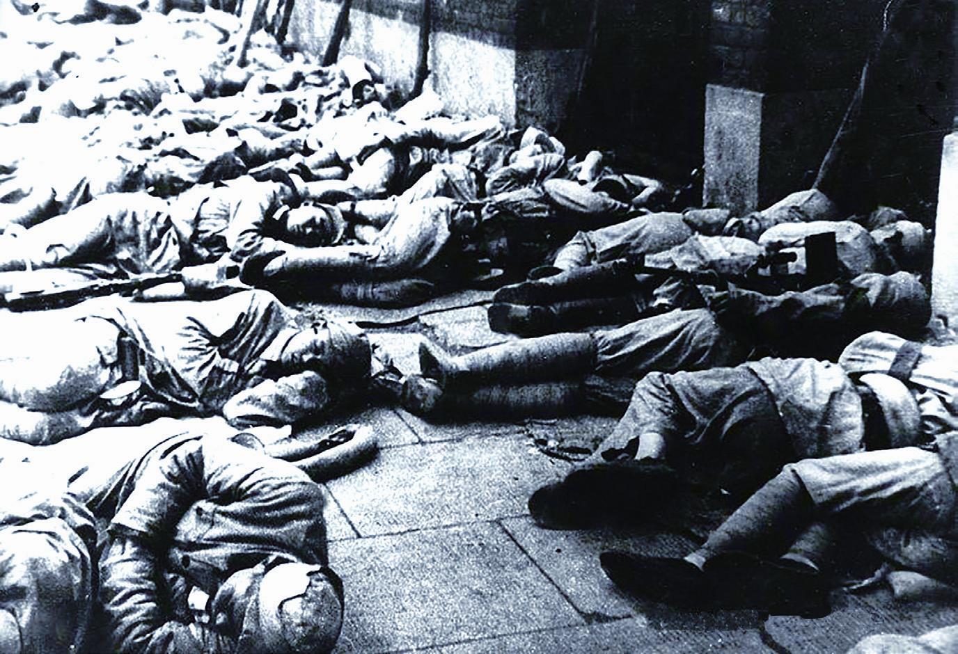 解放上海解放军睡马路图片