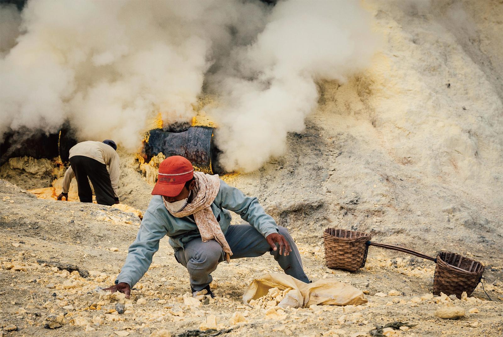 火山卻因為煙霧和湖水色彩變幻的效果,以及位於山頂的全球最大硫酸湖