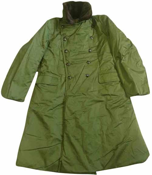 属于改良版的65式冬装,尤其是涤棉卡其布大衣一直使用到87式军服的
