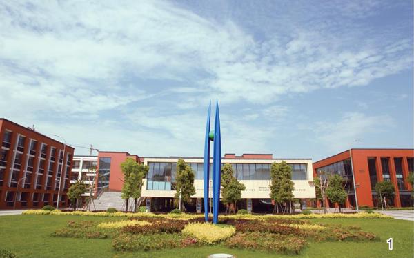 江苏省靖江市滨江学校创建于2012年8月,位于长江之滨,是九年一贯制