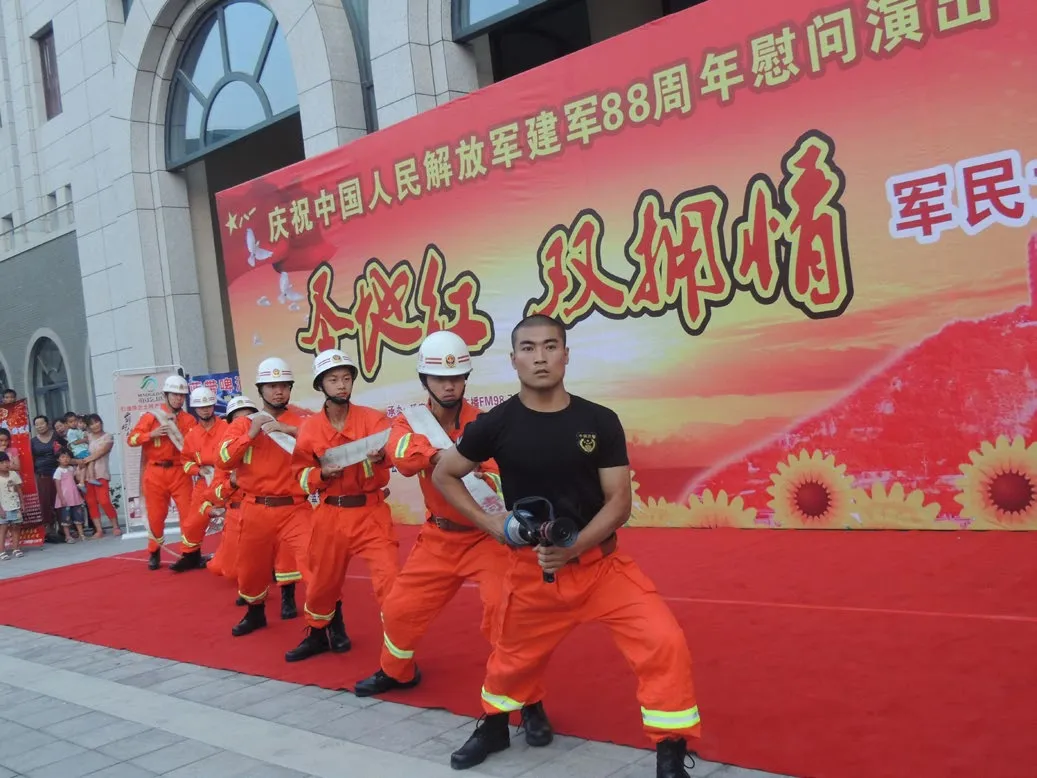 县消防中队指导员黄磊在宝塔山小区指导宝塔山村及企业参赛队员进行消防演练
